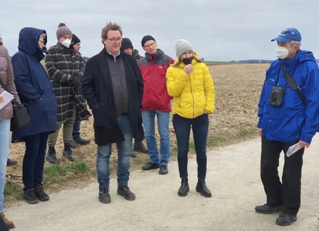 Gewerbegebiet an der B293: BUND und NABU Schwaigern luden ein zum Gespräch vor Ort 